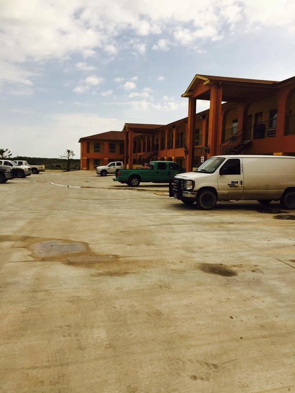 Texan Inn And Suites Tilden Экстерьер фото