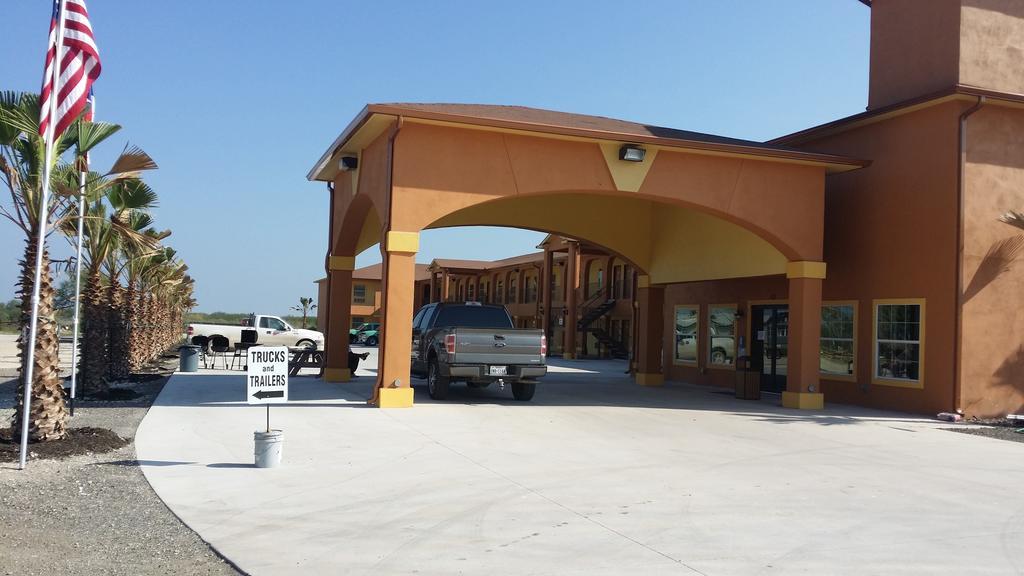 Texan Inn And Suites Tilden Экстерьер фото