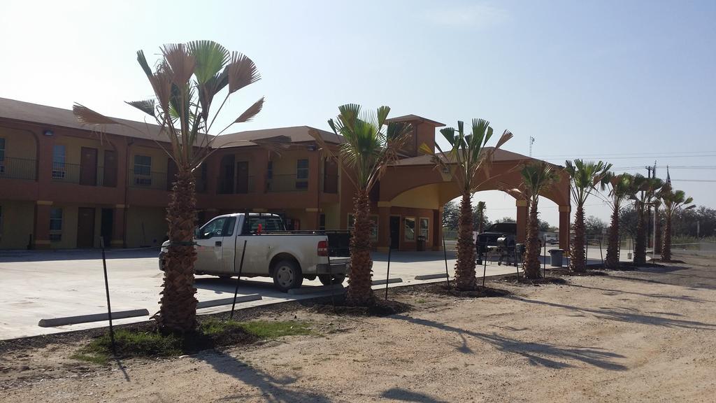 Texan Inn And Suites Tilden Экстерьер фото